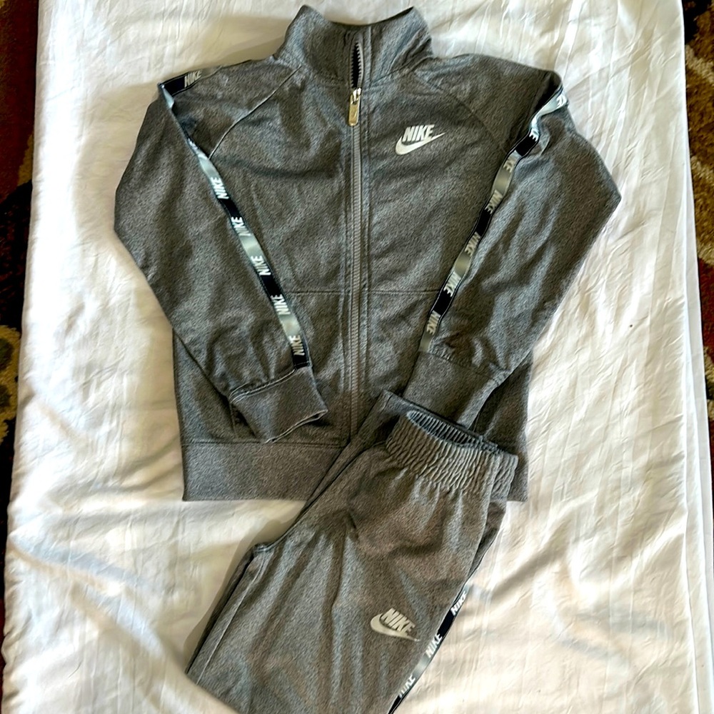 Nike Jogging Suit - Boys - Size 5/6 - Barely Worn - Gray, White & Black